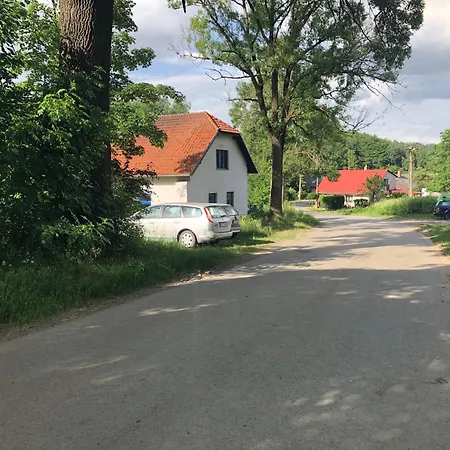Statek Uprostred Divoke Zahrady Jistebnice