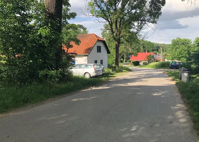 Statek Uprostred Divoke Zahrady Jistebnice