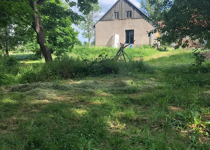 Landhuis Statek Uprostred Divoke Zahrady *